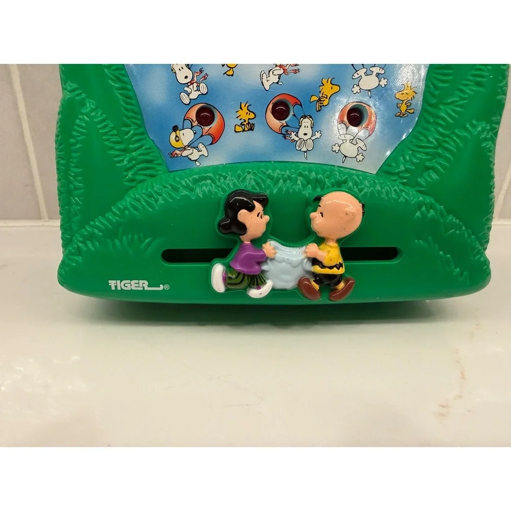 Tiger Electronics Snoopy Parachute Catch Game 1999 Peanuts OS Green Vintage Toy